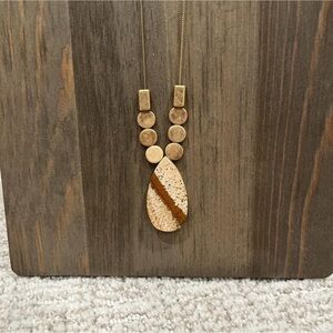 Elegant Gold and Tan Pendant Necklace